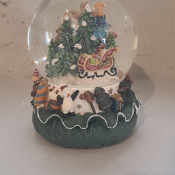 Christmas Snow Globe - Picture 4 of 7